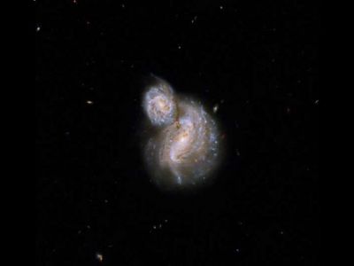  تصویر هابل از دو کهکشان مارپیچی عجیب