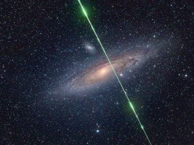  عبور پرتوی سبز رنگ از میان کهکشان آندرومدا+عکس